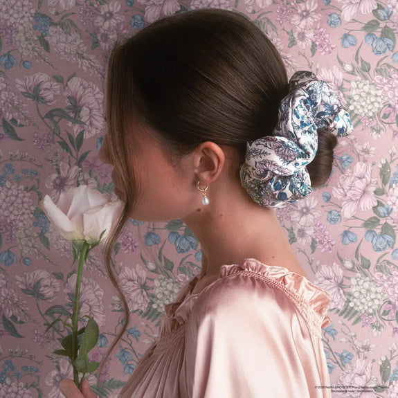 Kitsch Bridgerton X Satin Pillow Scrunchies in Toile in Bloom